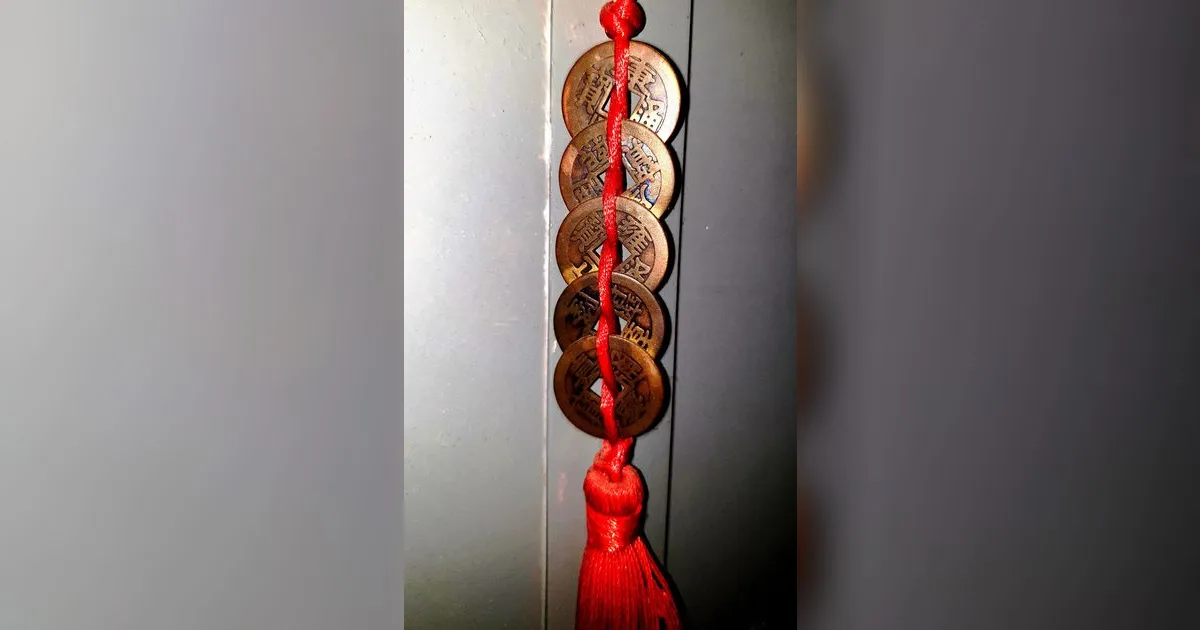 Xu ngũ đế buộc chỉ đỏ — vật phẩm phong thủy quen thuộc