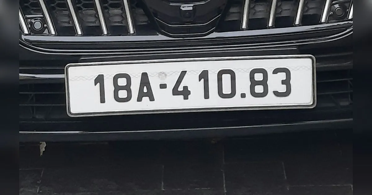 Biển số ô tô 18A-410.83 trên lưới tản nhiệt xe