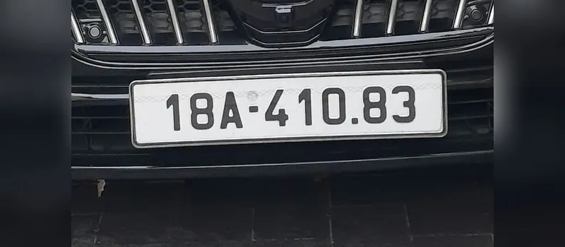 Biển số ô tô 18A-410.83 trên lưới tản nhiệt xe