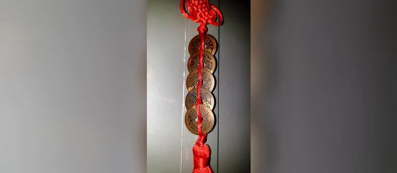 Dây xu ngũ đế buộc chỉ đỏ treo trước cửa