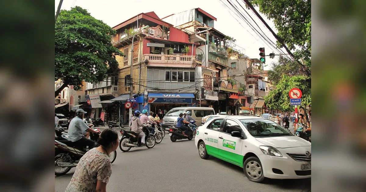 Phố cổ Hà Nội đông xe cộ qua lại